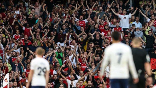 Les joueurs de Tottenham ont l'air misérable devant la célébration des fans d'Arsenal