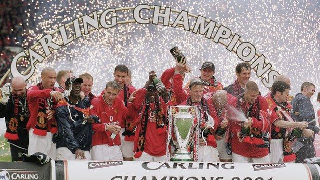 Manchester United celebrating with the Premier League trophy in 2001