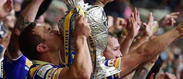 Kevin Sinfield lifts the Challenge Cup for Leeds in 2014