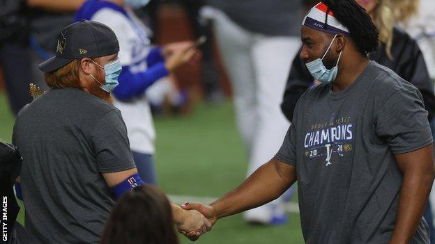 Justin Turner takes off mask after positive COVID-19 test