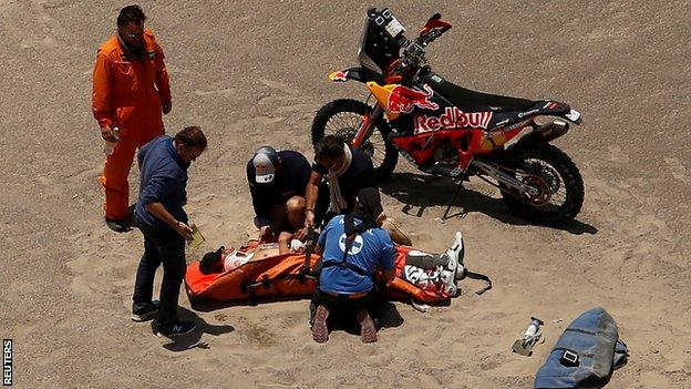 Medics treat Sam Sunderland after his injury in the Dakar Rally