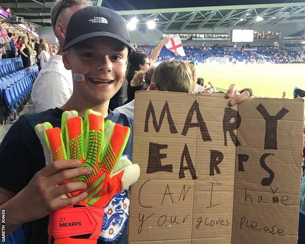 Eden avec les gants de Mary Earps après le match contre la Norvège