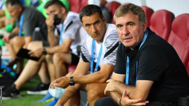 Gheorghe Hagi pe bancă în perioada în care a antrenat echipa română Vitorul Constanța