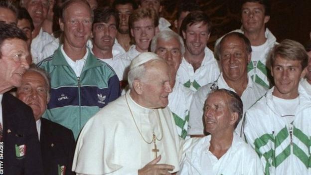 Jack Charlton și Republica Irlanda fac echipă cu Papa Ioan Paul al II-lea la Vatican