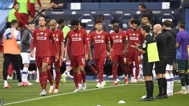 Manchester City give champions Liverpool a guard of honour