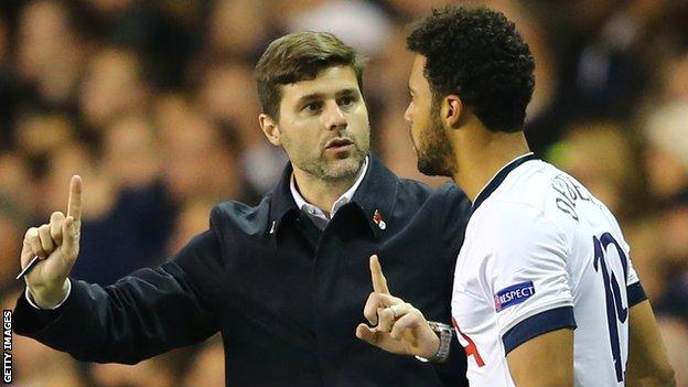 Mauricio Pochettino gives advice to Mousa Dembele