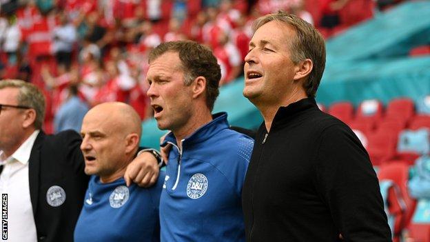 Kasper Hjulmand, entraîneur-chef du Danemark et Morten Wieghorst, entraîneur adjoint du Danemark représentent l'hymne national avant le match des huitièmes de finale du championnat de l'UEFA Euro 2020 entre le Pays de Galles et le Danemark
