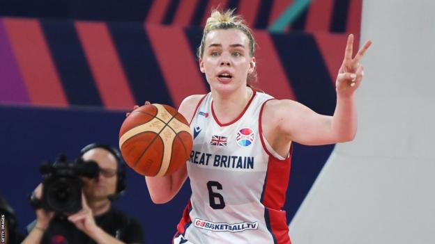 La jugadora de baloncesto de Gran Bretaña Holly Winterburn gesticula mientras regatea el balón