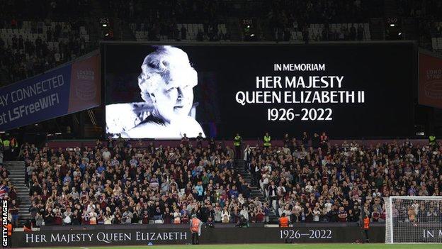 กระดาน LED แสดงภาพถ่าย Queen Elizabeth II ขณะที่ผู้เล่นของ West Ham United และ FCSB เงียบไปหนึ่งนาที