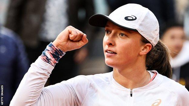 Iga Swiatek celebrates winning at the 2022 French Open