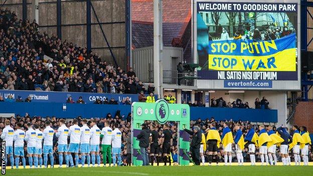 The Everton and Manchester City players line up at Goddison Park