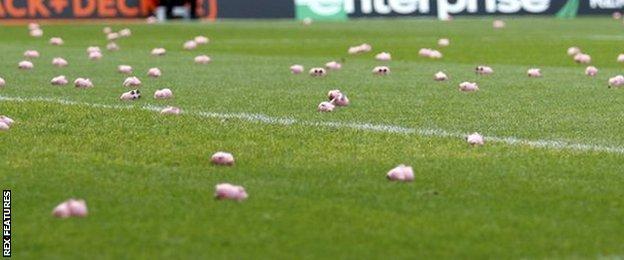 Plastic pigs at the Valley