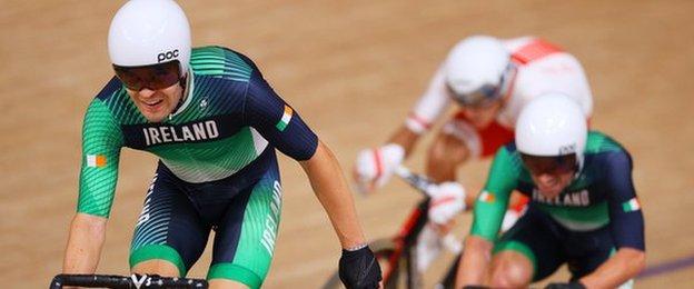 Mark Downey produces a sprint during the men's Madison final