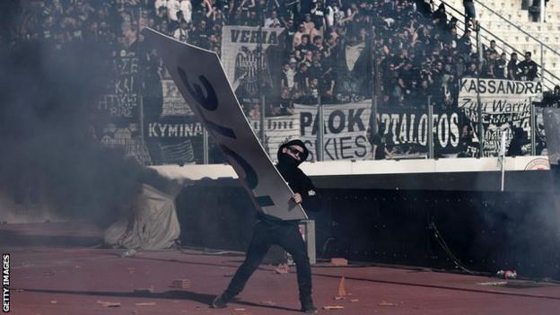 Violence delayed the start of the Greek cup final