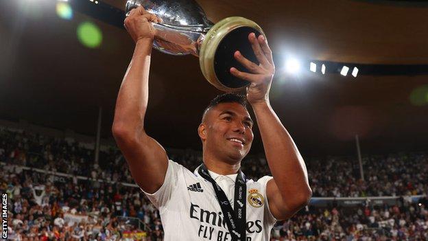 Casemiro lifts the Super Cup with Real Madrid