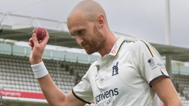 Oliver Hannon-Dalby took five wickets for Warwickshire