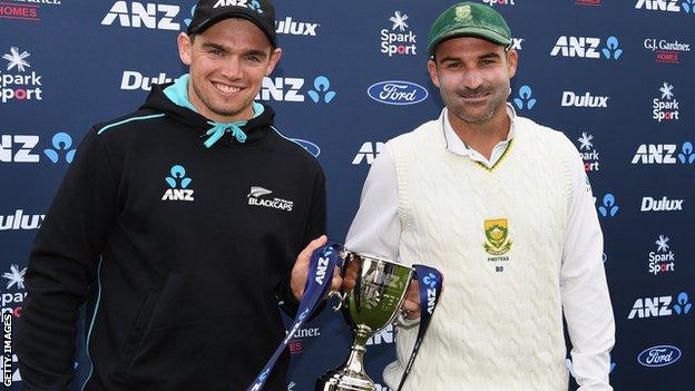 New Zealand captain Tom Latham of New Zealand (left) and South Africa skipper Dean Elgar (right) pose with the trophy after the drawn series