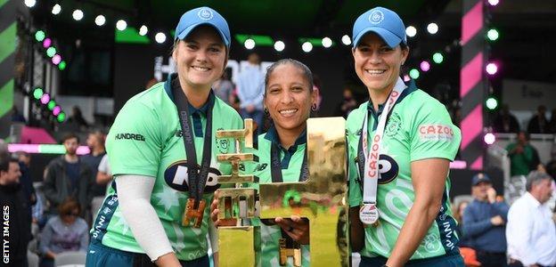 Photo de Kapp, Ismail et Van Niekerk avec trophée