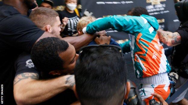 Floyd Mayweather brawls with Jake Paul at Logan Paul promotional event -  BBC Sport