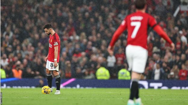 Manchester United players look dejected