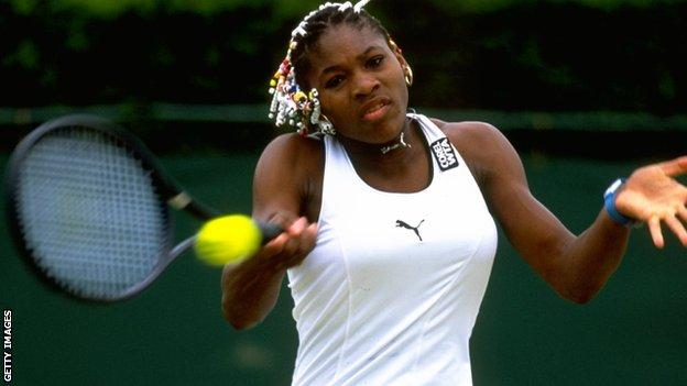 Serena Williams uderza w forhend podczas Wimbledonu 1998