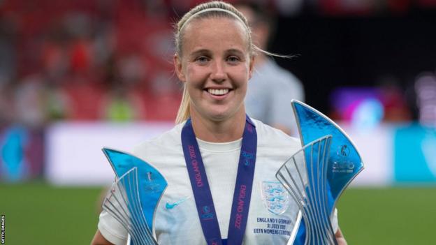 Beth Mead with silverware after the Euro 2022 final