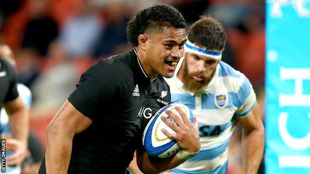 Tupou Vaa'i scores a try for New Zealand