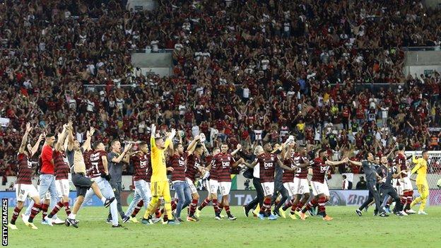 Flamengo players salute the fans at the final whistle after beating Gremio to reach the Copa Libertadores final