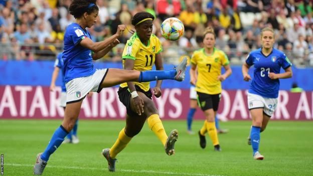 Khadija Shaw jugando contra Italia en la Copa del Mundo 2019