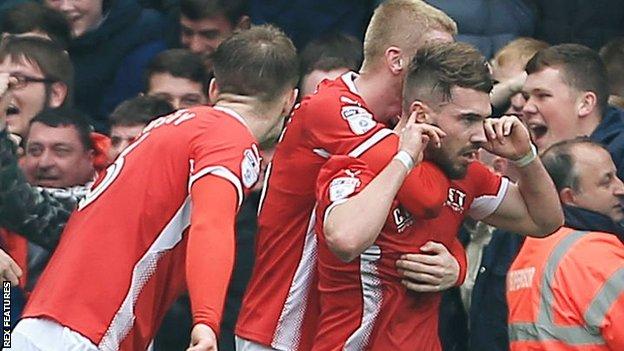 Tom Bradshaw scores for Barnsley