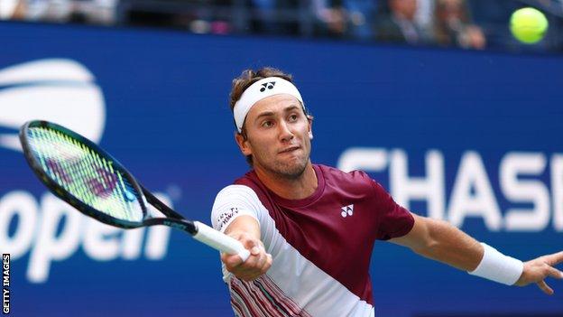 Casper Ruud hits a return against Karen Khachanov in their 2022 US Open men's singles semi-final in New York