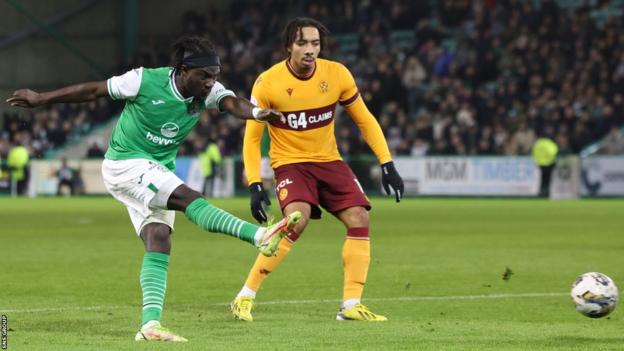 Hibernian's Elie Youan scores to make it 2-2 during a cinch Premiership match between Hibernian and Motherwell at Easter Road