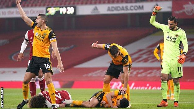 Wolves players call for medical attention for Raul Jimenez