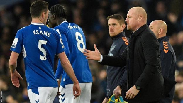 Sean Dyche speaks to his Everton players