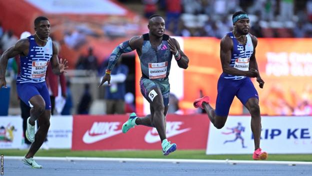 Ferdinand Omanyala (centre) racing in Kenya