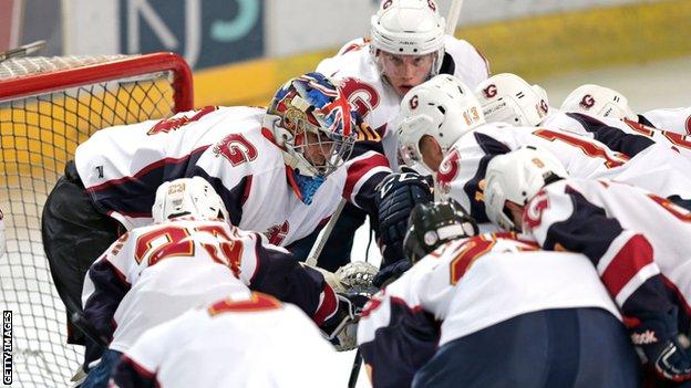 Petr Cech signs up to play in goal for fourth-tier ice hockey team