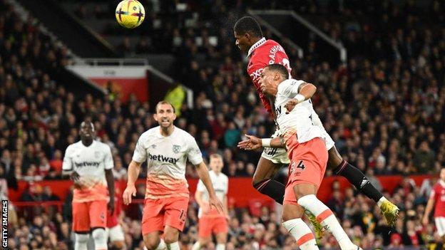 Marcus Rashford heads successful  for Manchester United