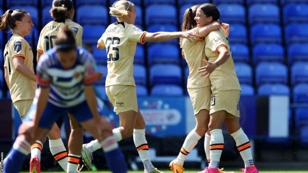 Sam Kerr celebrates with Chelsea