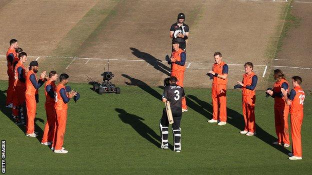 Ross Taylor given guard of honour by Netherlands players