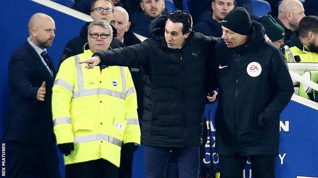 Arsenal boss Unai Emery speaks to the fourth official