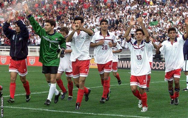 Iranische Spieler, die die USA-Trikots tragen, die sie getauscht haben, bestätigen die Rose Bowl-Zuschauer nach ihrem 1: 1-Unentschieden