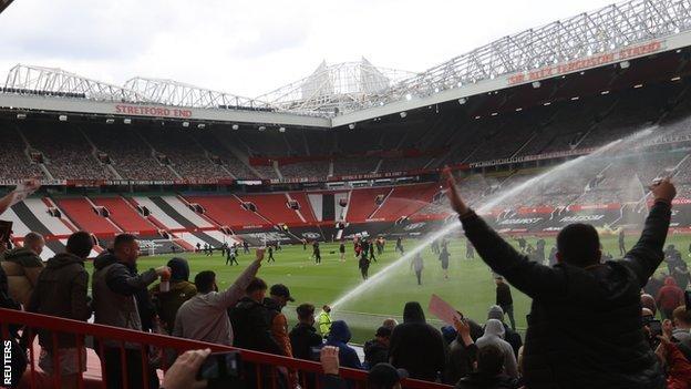 Les fans protestent sur le terrain à Old Trafford