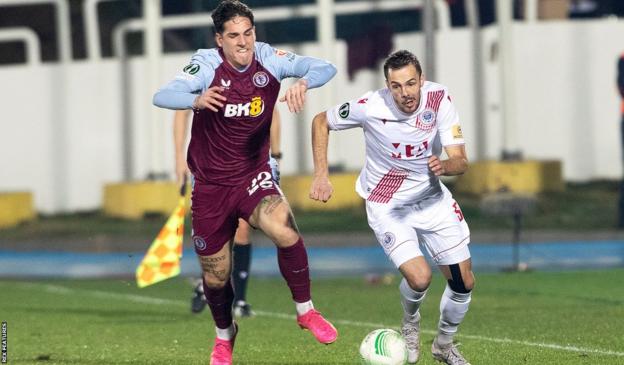 Nicolo Zaniolo chases a home player