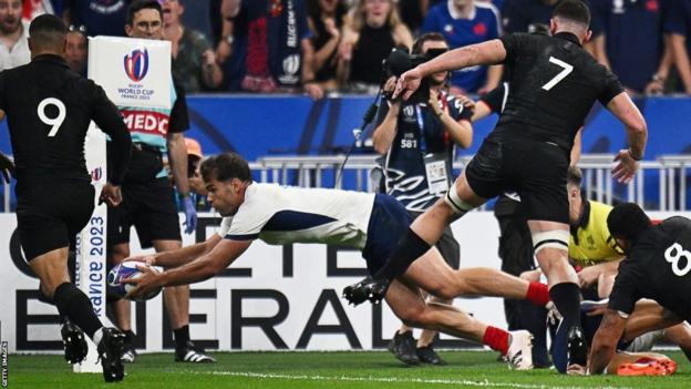 Damian Penaud dives over for France's try