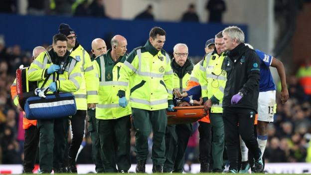 Andre Gomes: Everton midfielder released from hospital after ankle surgery thumbnail