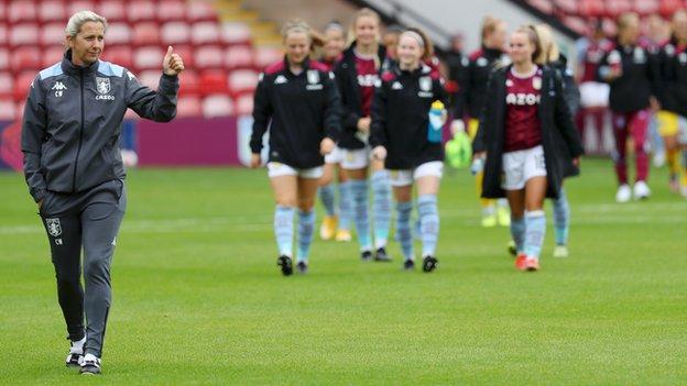 Carla Ward mène ses joueurs d'Aston Villa hors du terrain