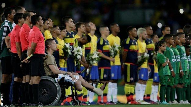 Brazil and Colombia players pay tribute