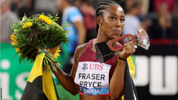 Shelly-Ann Fraser-Pryce with her Diamond League trophy