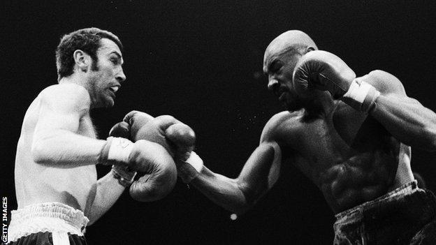 En septembre 1980, Hagler a combattu le Britannique Alan Minter au stade de Wembley pour remporter ses premiers titres mondiaux, remportant les ceintures WBA et WBC.