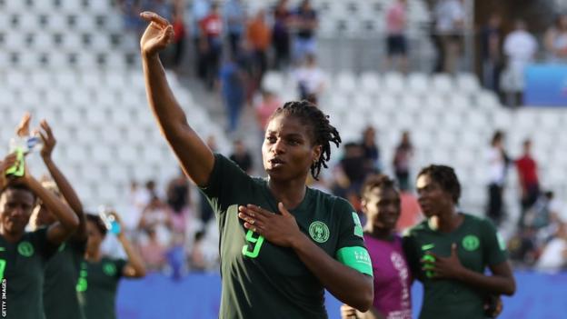 Le Nigérian Desire Oparanozie salue la foule après un match à la Coupe du monde féminine 2019